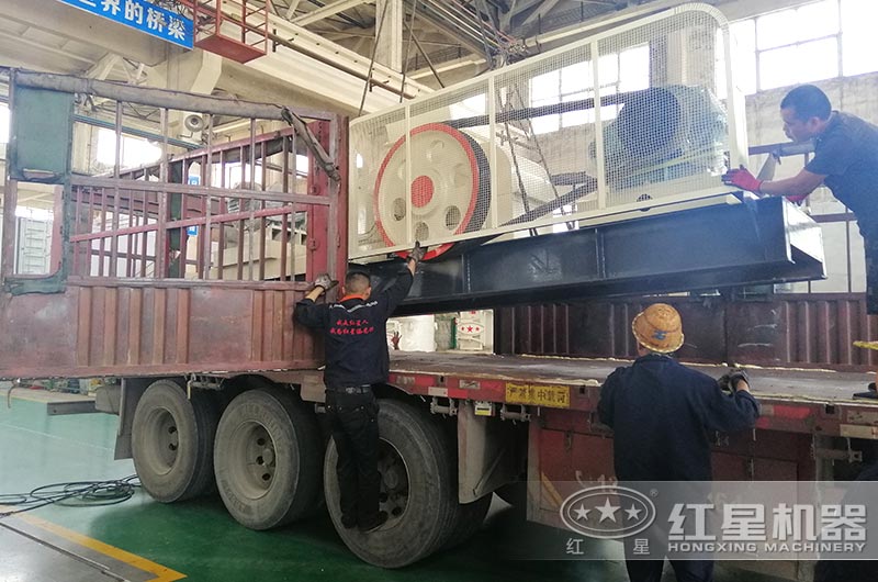 對輥制砂機(jī)裝車、準(zhǔn)備發(fā)貨