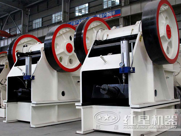 大型石頭顎破碎機市價多錢？（內(nèi)附高清顎破作業(yè)視頻）