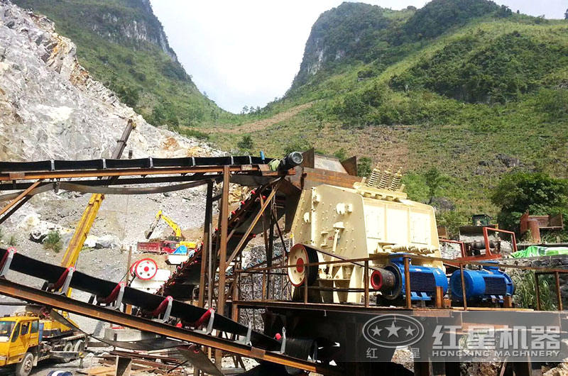 反擊破碎機(jī)作業(yè)現(xiàn)場(chǎng)
