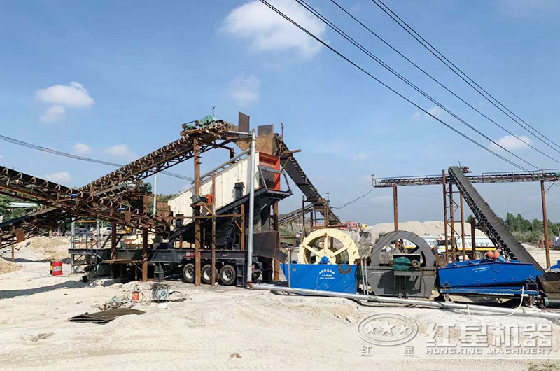 兩臺輪式洗沙機搭配細砂回收一體機作業(yè)現(xiàn)場
