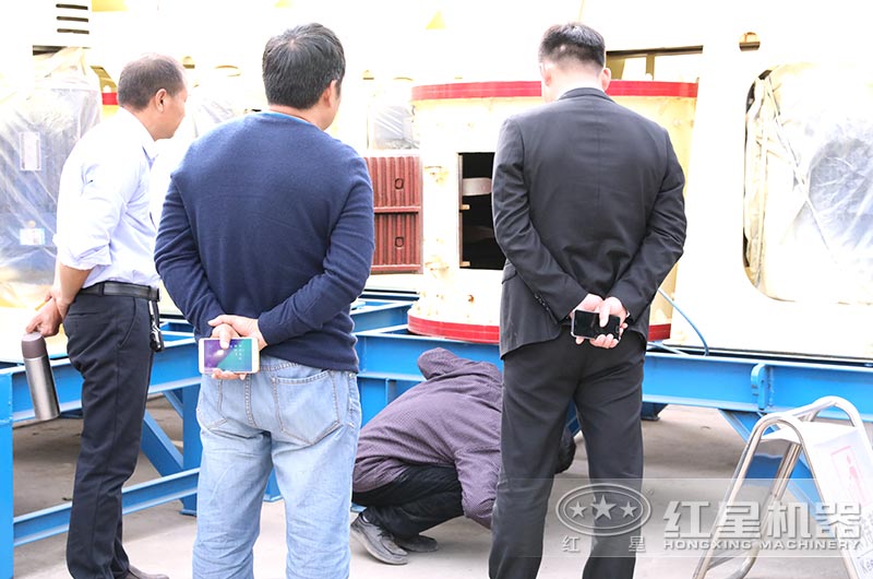 用戶(hù)來(lái)廠認(rèn)真考察復(fù)合式圓錐破碎機(jī)